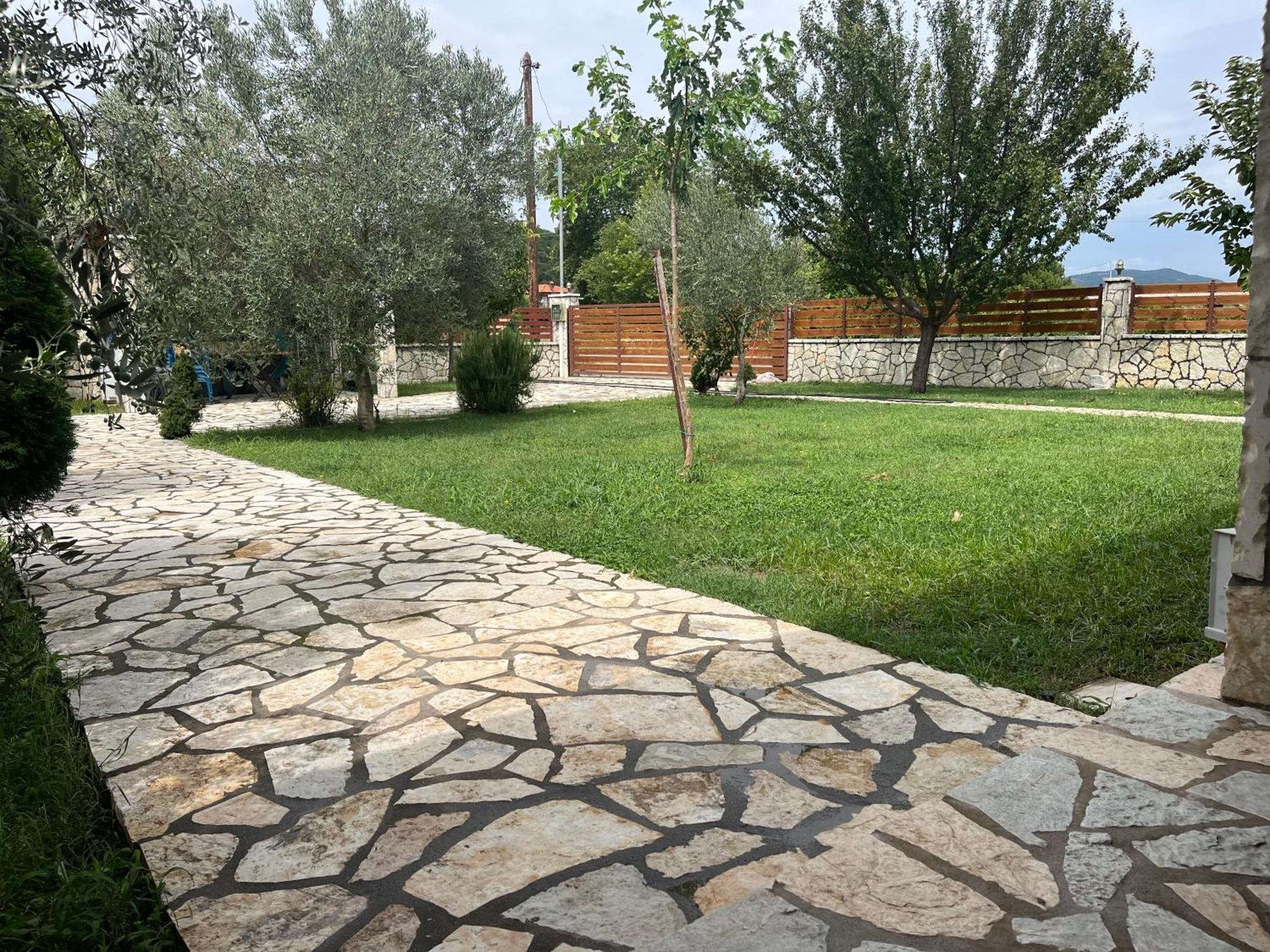 το πετρινο σπιτι του καστρη! με θεα τα μετεωρα *
